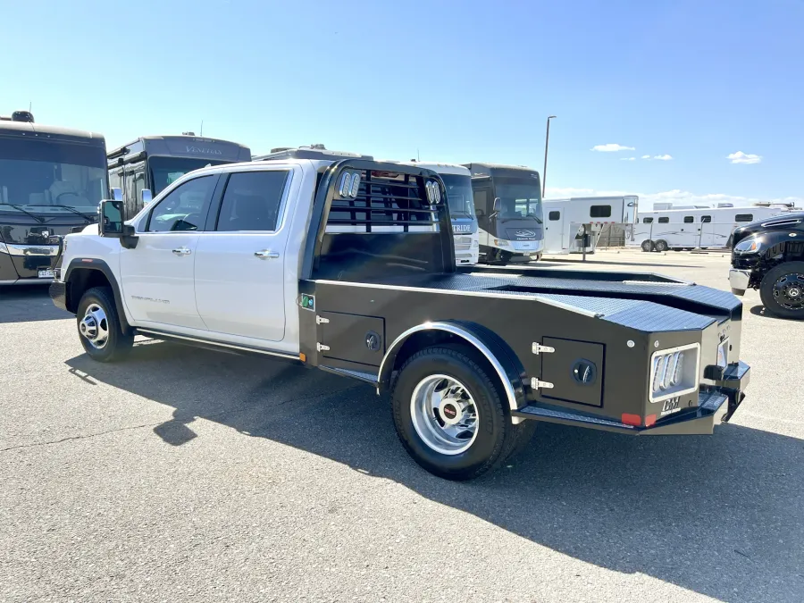 2023 GMC 3500 Denali | Photo 12 of 21