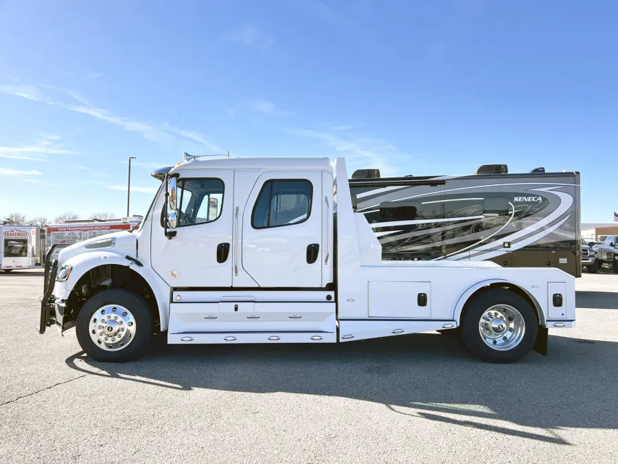 2023 Freightliner M2 106 Summit Hauler | Photo 2 of 28