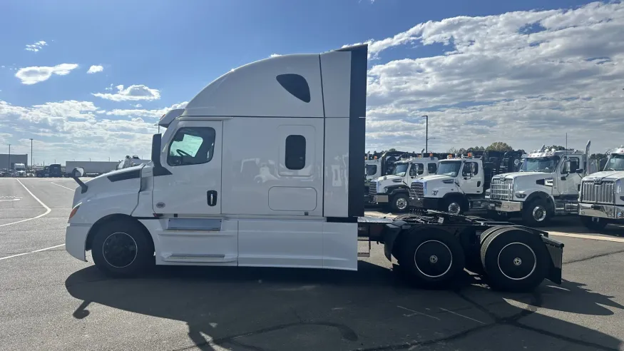 2025 Freightliner Cascadia 126 | Photo 8 of 21