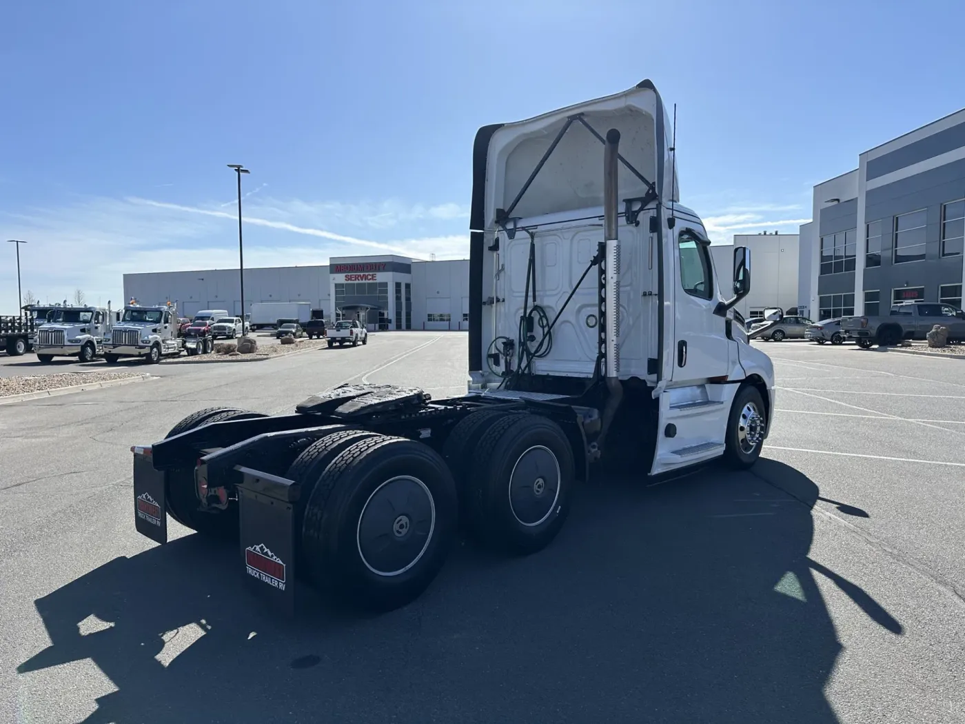 2020 Freightliner Cascadia 126 | Photo 5 of 16