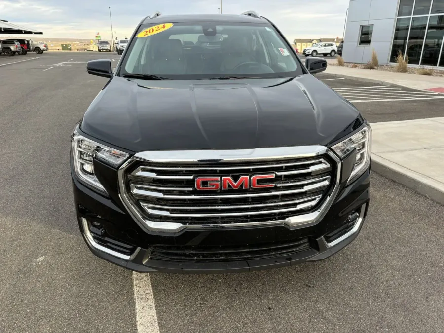 2024 GMC Terrain SLT | Photo 2 of 21