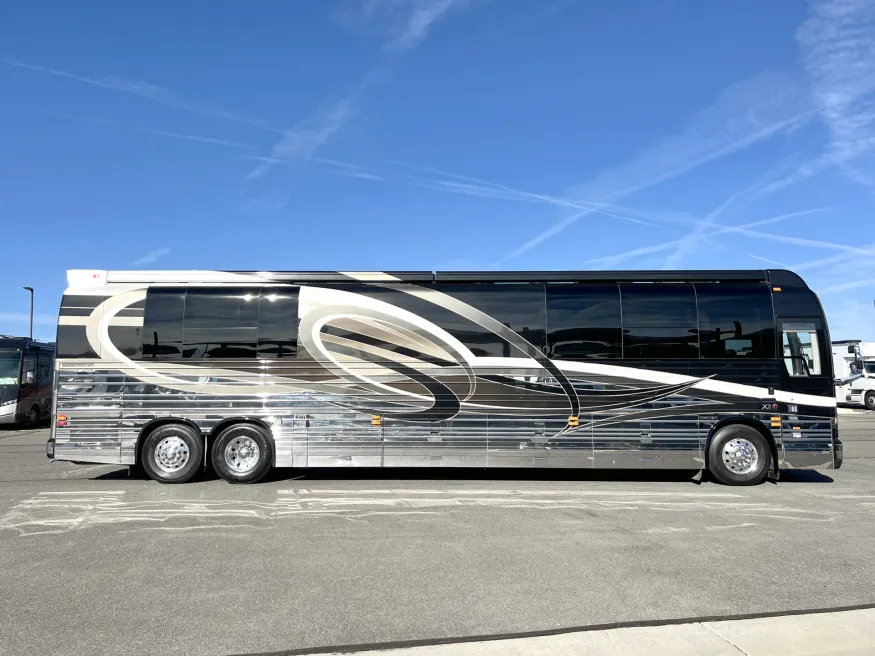 2017 Emerald Prevost X3 | Photo 3 of 37