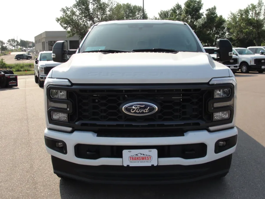 2024 Ford F-350 | Photo 8 of 17