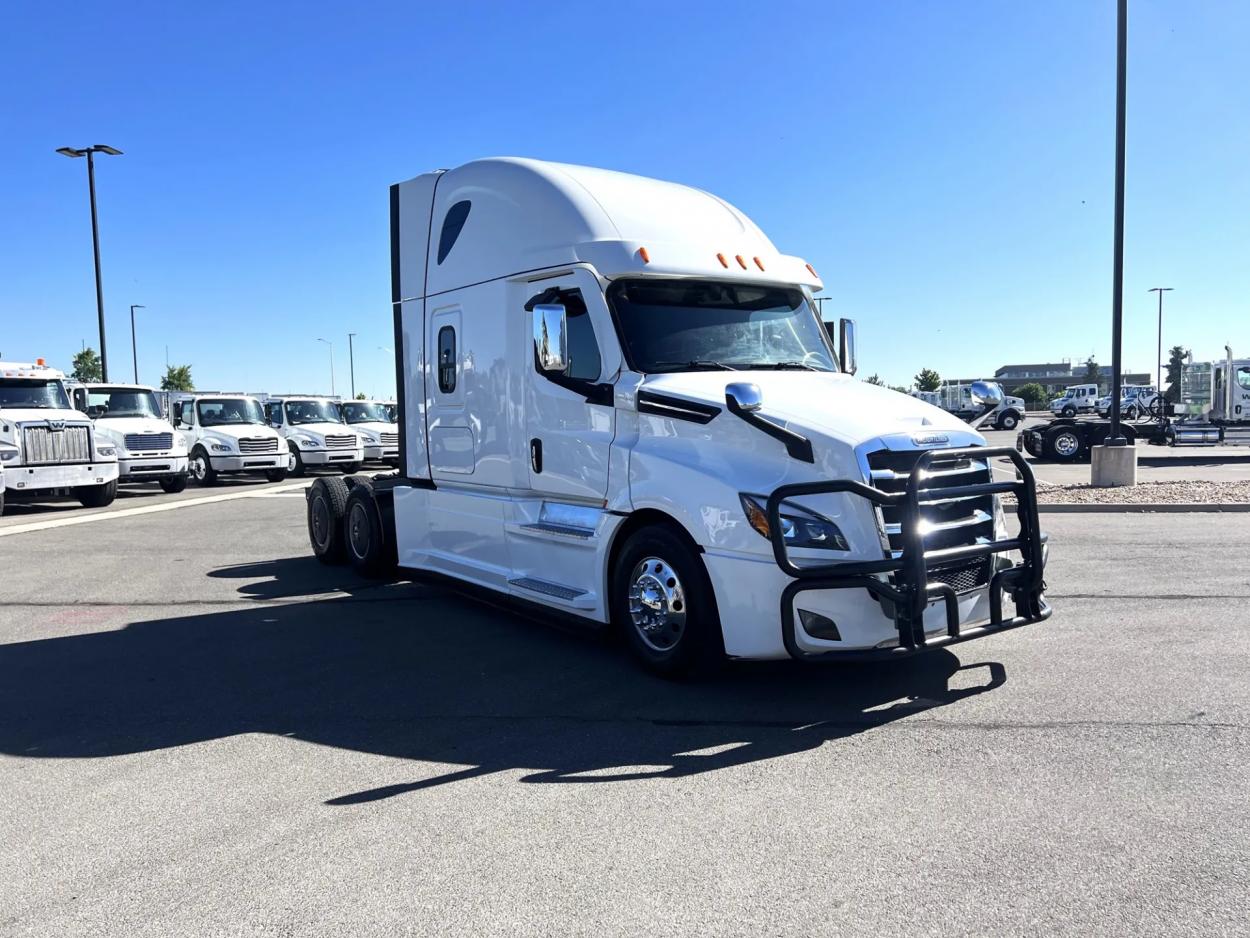 2020 Freightliner Cascadia 126 | Photo 3 of 18