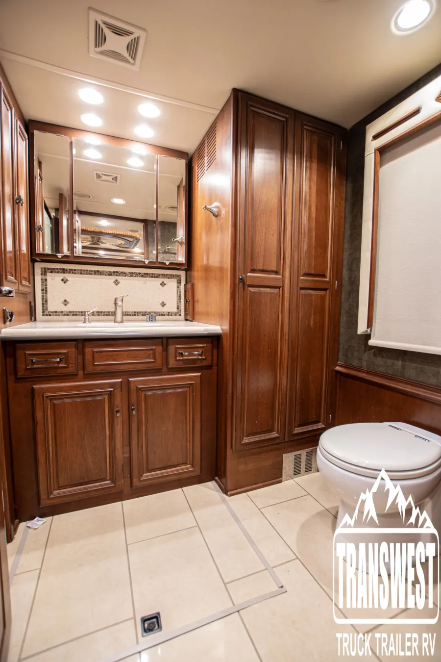 2015 Winnebago Tour 42 QD | Photo 22 of 24