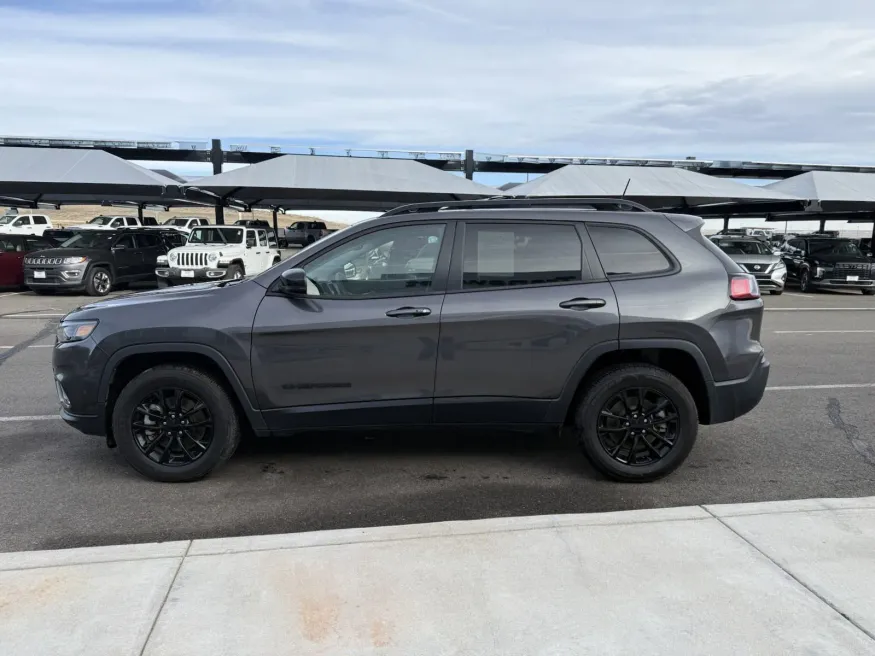 2023 Jeep Cherokee Altitude Lux | Photo 4 of 17