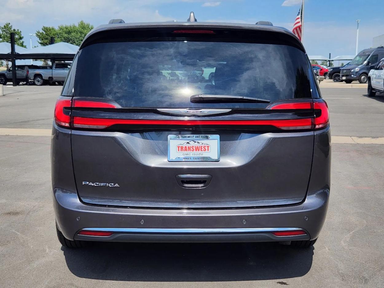 2022 Chrysler Pacifica Touring L | Photo 12 of 27