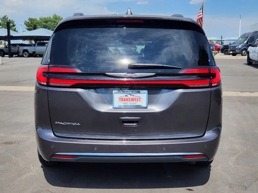 2022 Chrysler Pacifica Touring L | Photo 12 of 27