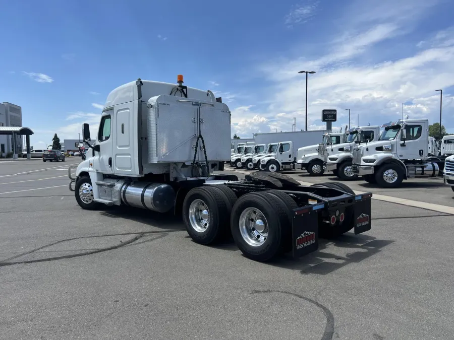 2015 Freightliner Cascadia | Photo 8 of 20