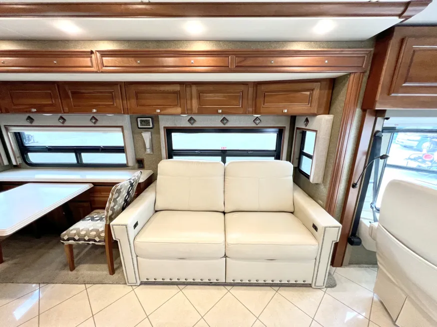 2014 Itasca Meridian 36M | Photo 7 of 30