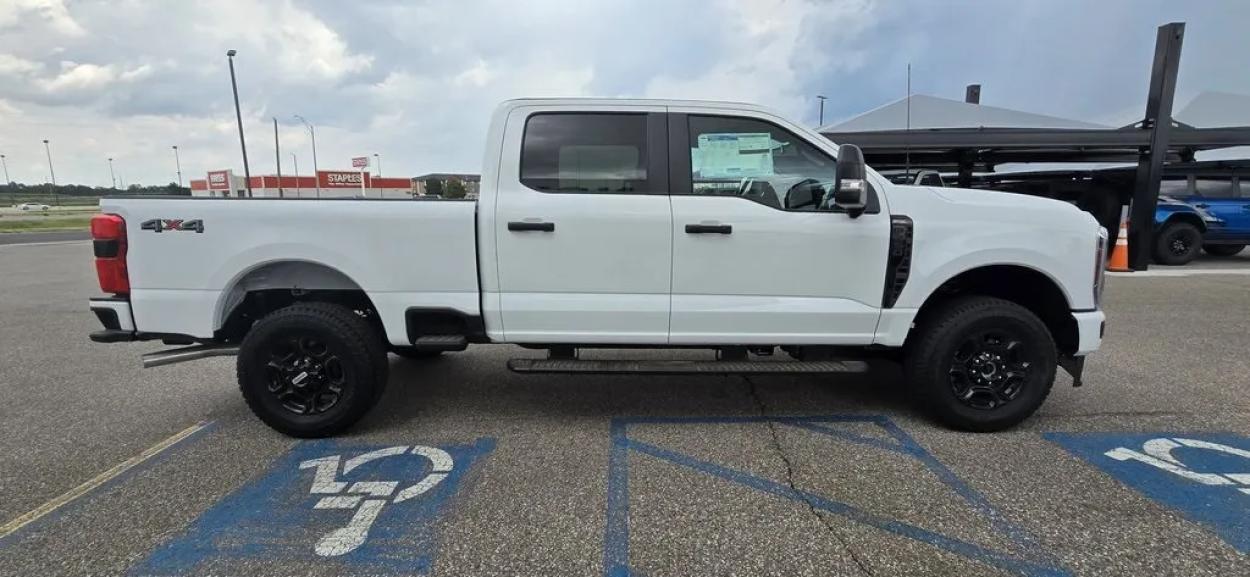 2024 Ford F-250SD | Photo 4 of 28