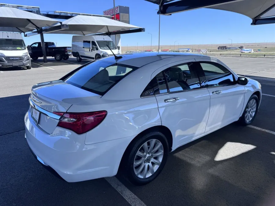 2014 Chrysler 200 Limited | Photo 4 of 16