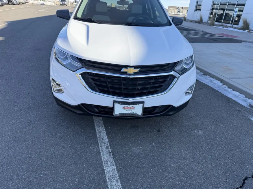 2021 Chevrolet Equinox LS | Photo 2 of 17