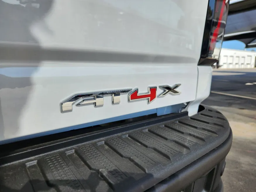 2025 GMC Sierra 2500HD AT4X | Photo 13 of 32