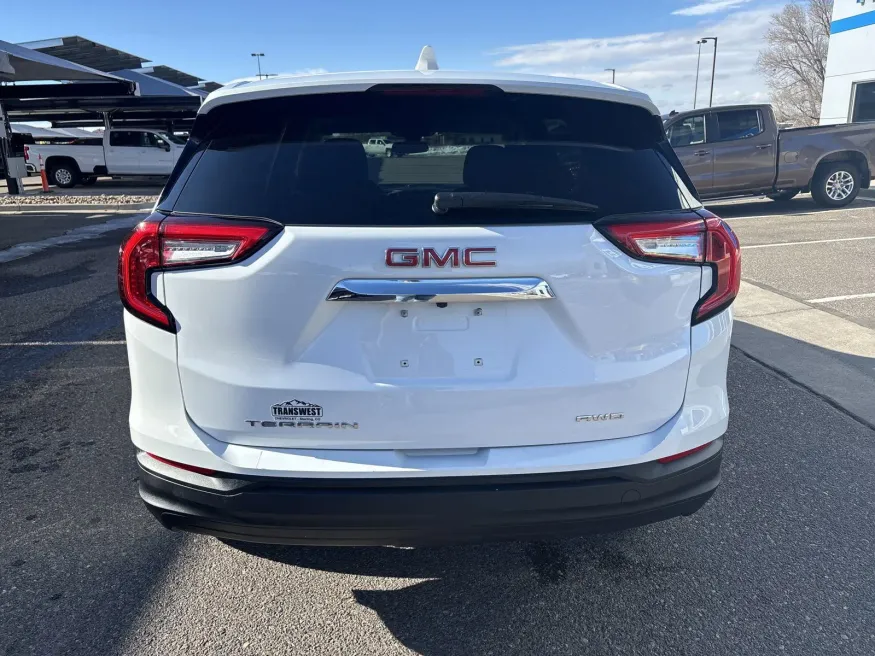 2024 GMC Terrain SLE | Photo 3 of 20