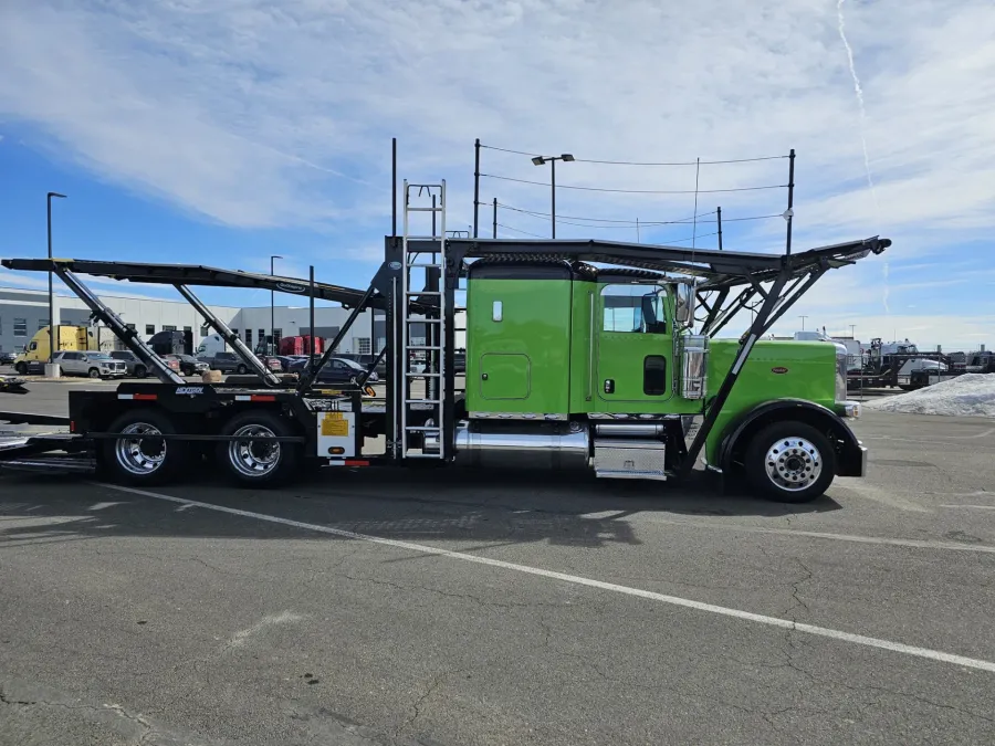 2023 Peterbilt 389 | Photo 5 of 34