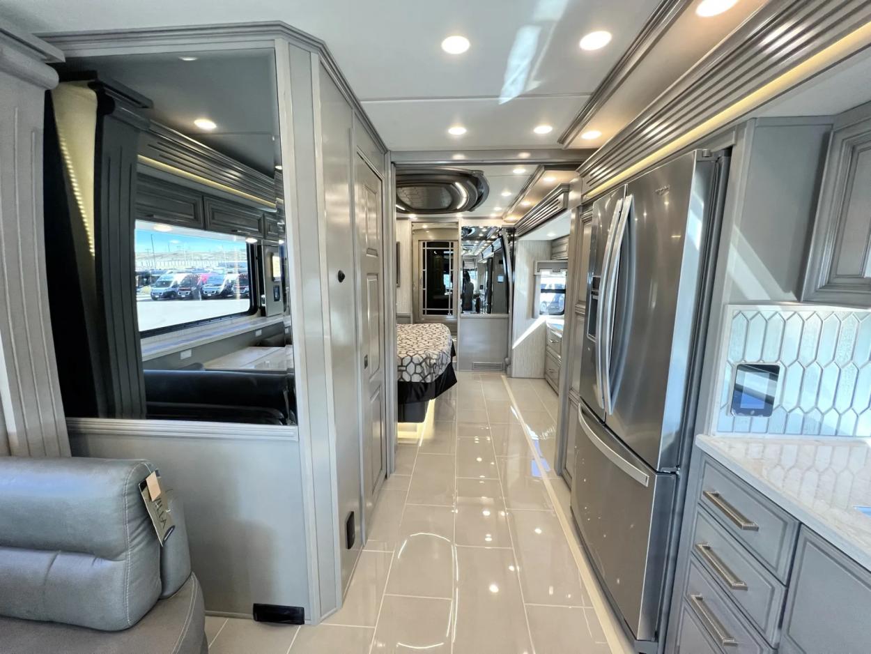 2023 Newmar London Aire 4521 | Photo 18 of 48