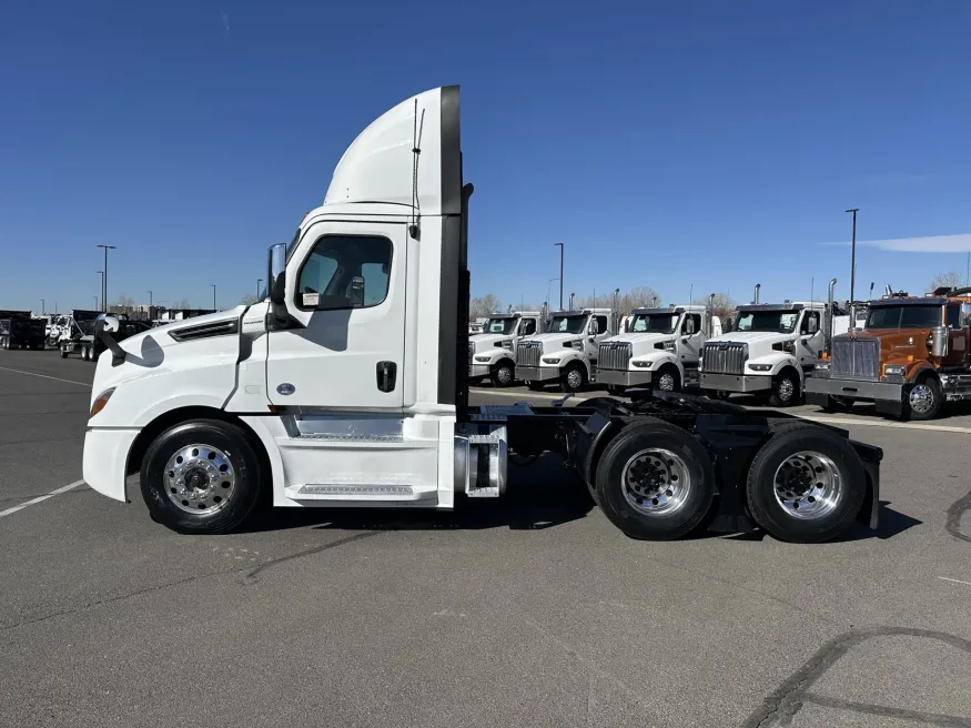 2020 Freightliner Cascadia 126 | Photo 8 of 16