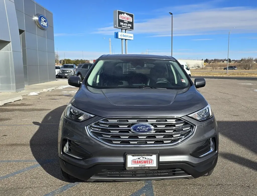 2022 Ford Edge | Photo 2 of 28