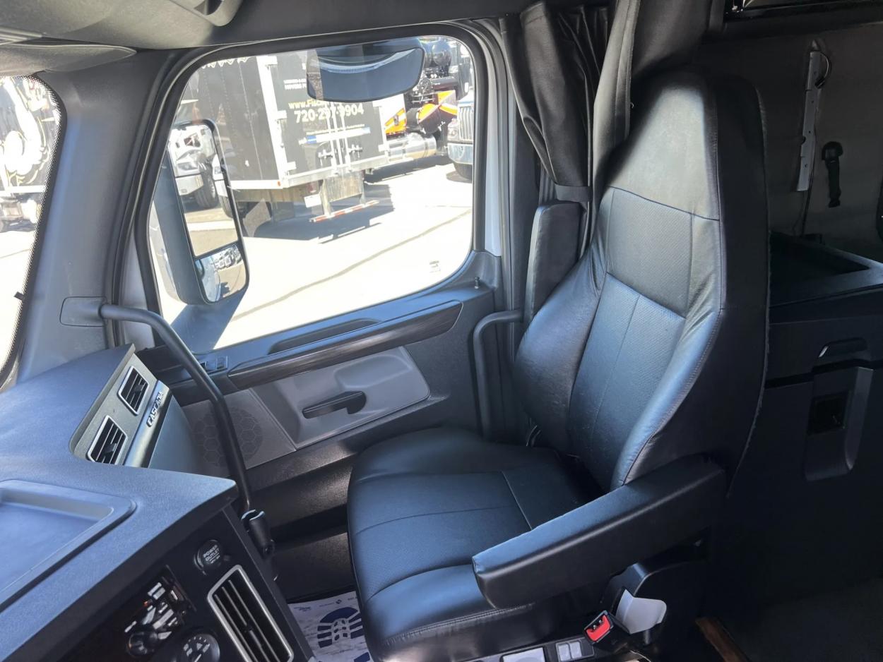 2020 Freightliner Cascadia 126 | Photo 12 of 18