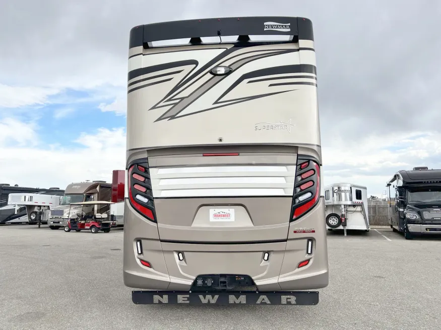 2023 Newmar Super Star 4065 | Photo 18 of 26