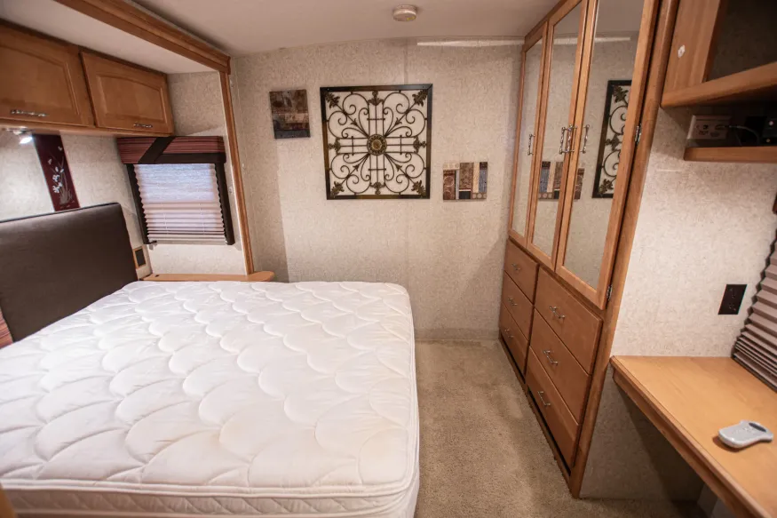 2008 Winnebago Voyage 33V | Photo 5 of 7