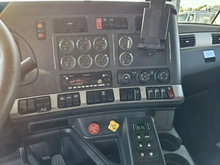 2024 Kenworth W990 | Photo 12 of 18