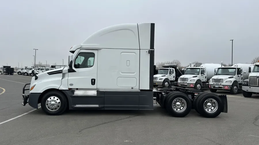 2023 Freightliner Cascadia 126 | Photo 8 of 22