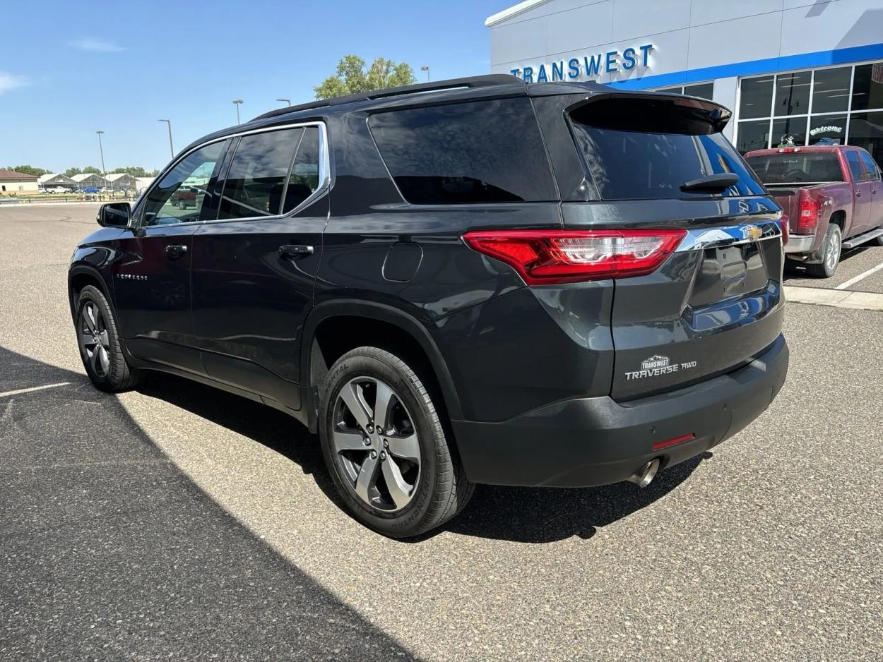 2021 Chevrolet Traverse LT Leather | Photo 2 of 28