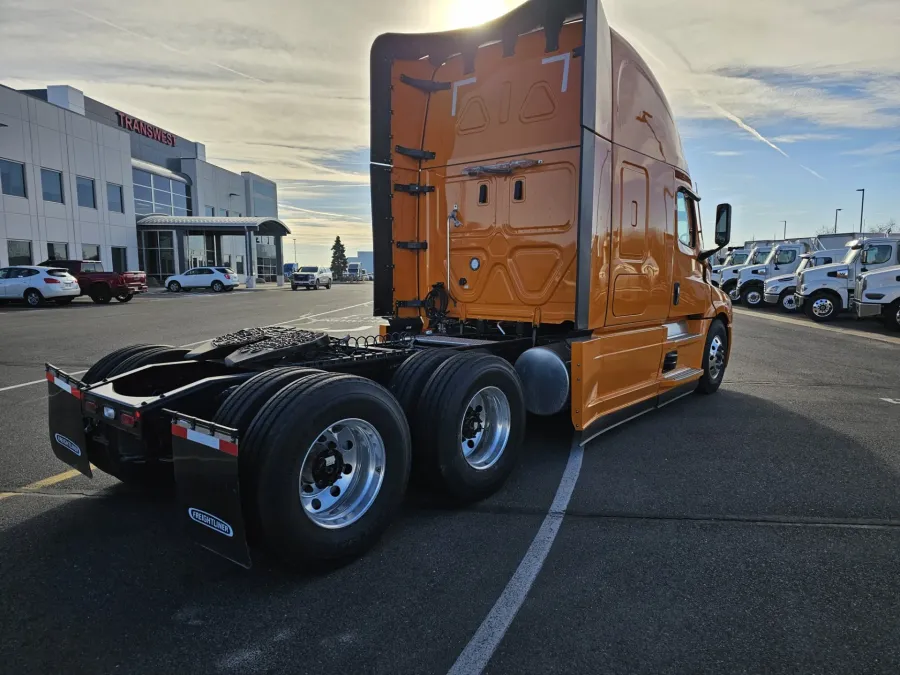 2025 Freightliner Cascadia 126 | Photo 7 of 23