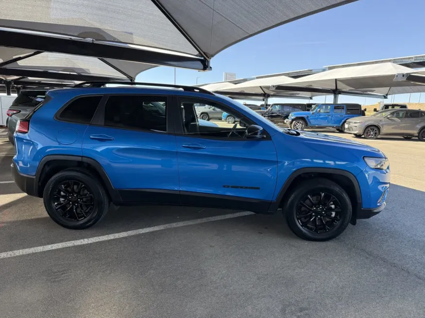 2023 Jeep Cherokee Altitude Lux | Photo 5 of 16