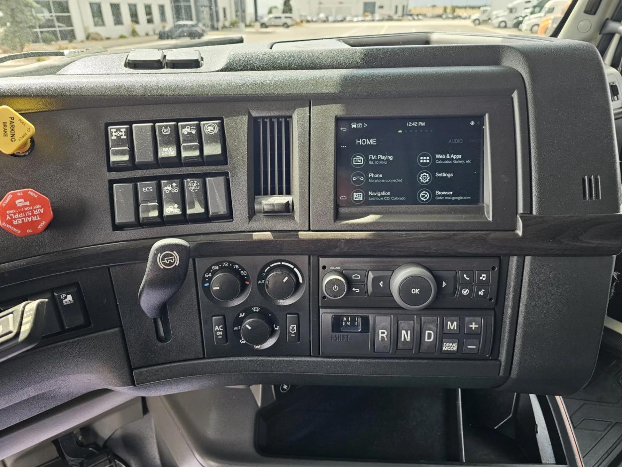 2021 Volvo VNL | Photo 14 of 21