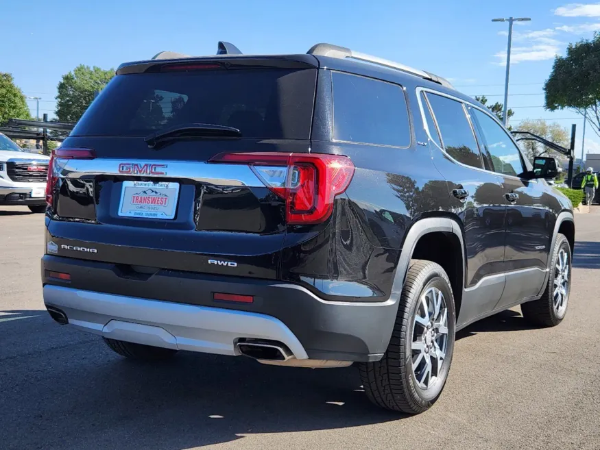 2023 GMC Acadia SLT | Photo 2 of 33