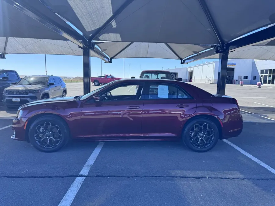 2022 Chrysler 300 Touring L | Photo 1 of 17