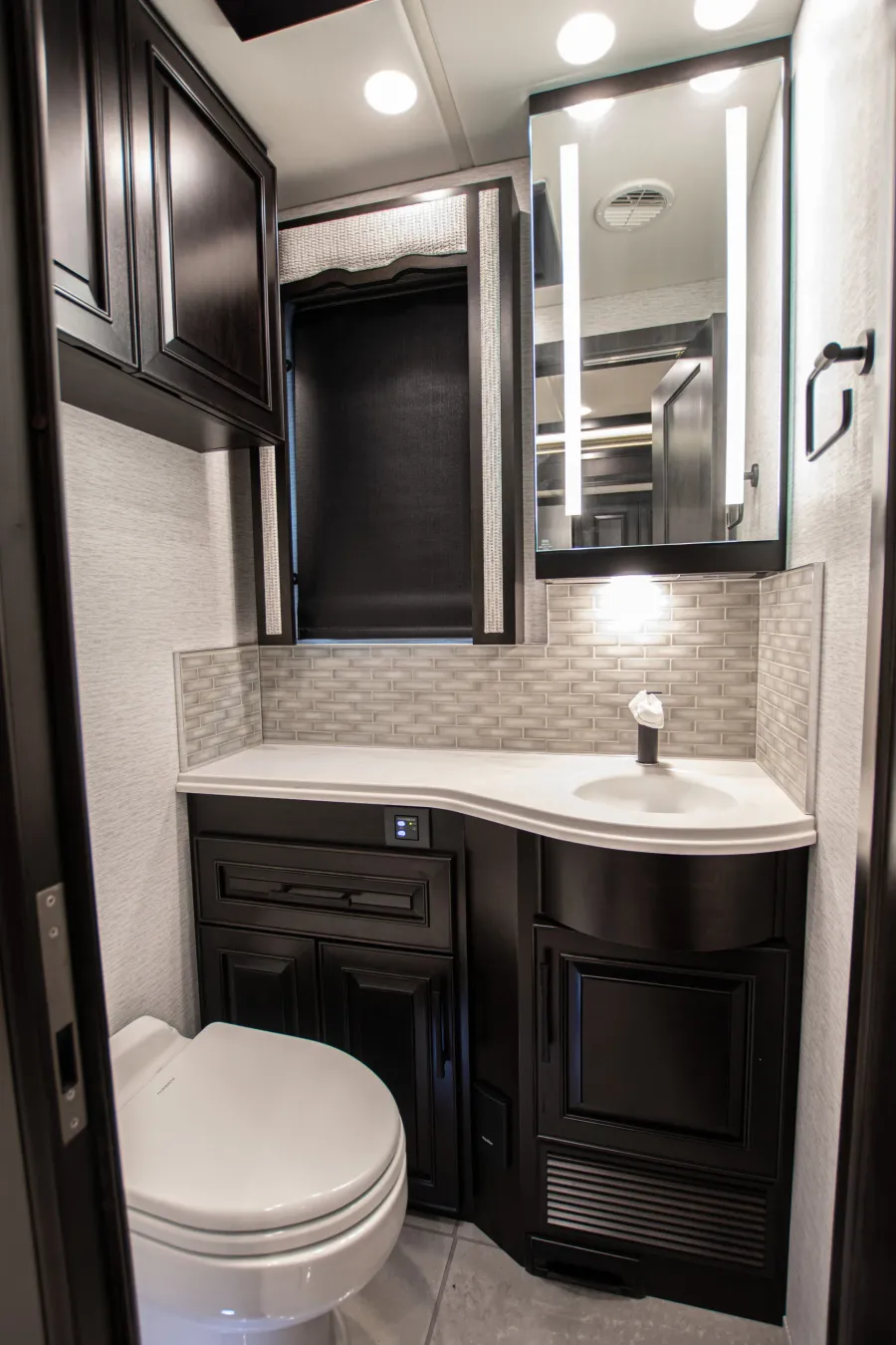 2024 Newmar London Aire 4551 | Photo 11 of 17