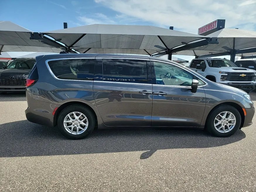 2023 Chrysler Pacifica Touring L | Photo 7 of 18