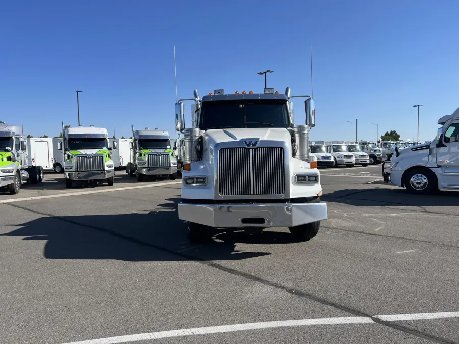 2020 Western Star 4900SA | Photo 2 of 15