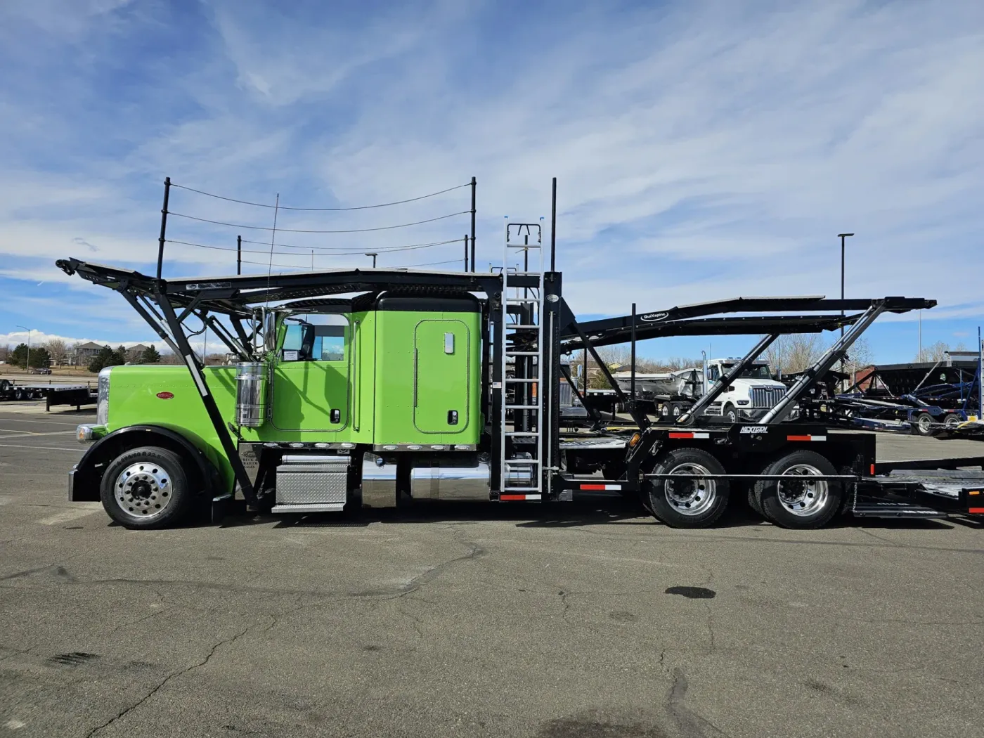 2023 Peterbilt 389 | Photo 4 of 34