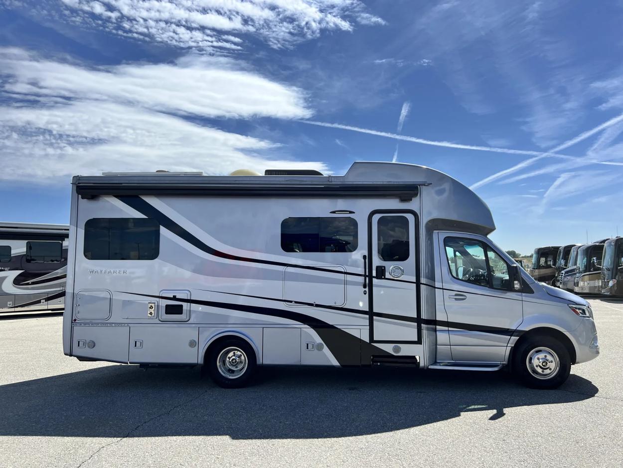 2021 Tiffin Wayfarer 25TW | Photo 2 of 25