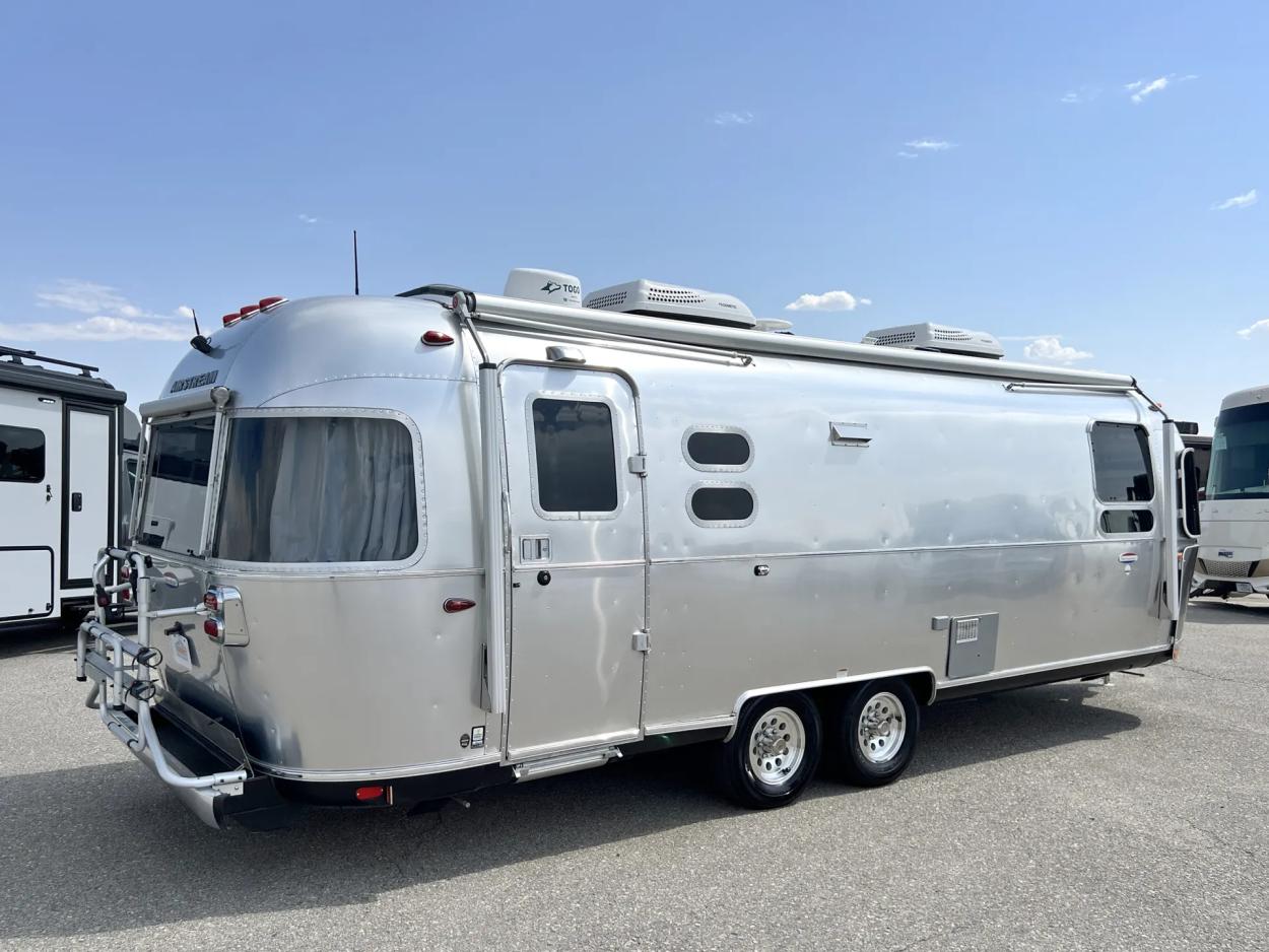 2019 Airstream International 27FB | Photo 15 of 19