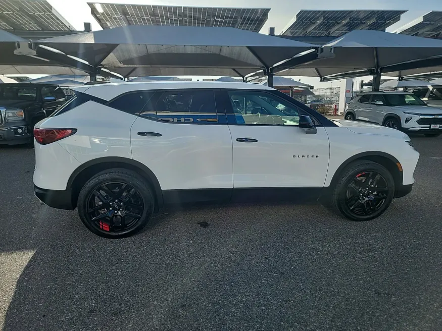 2023 Chevrolet Blazer LT | Photo 6 of 16