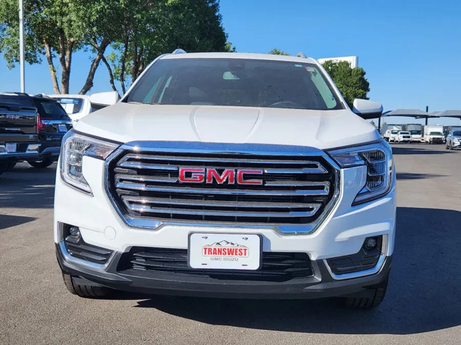 2024 GMC Terrain SLT | Photo 4 of 28