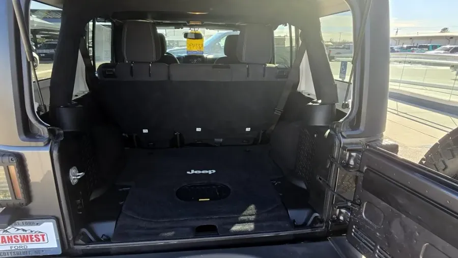 2016 Jeep Wrangler Unlimited | Photo 8 of 26