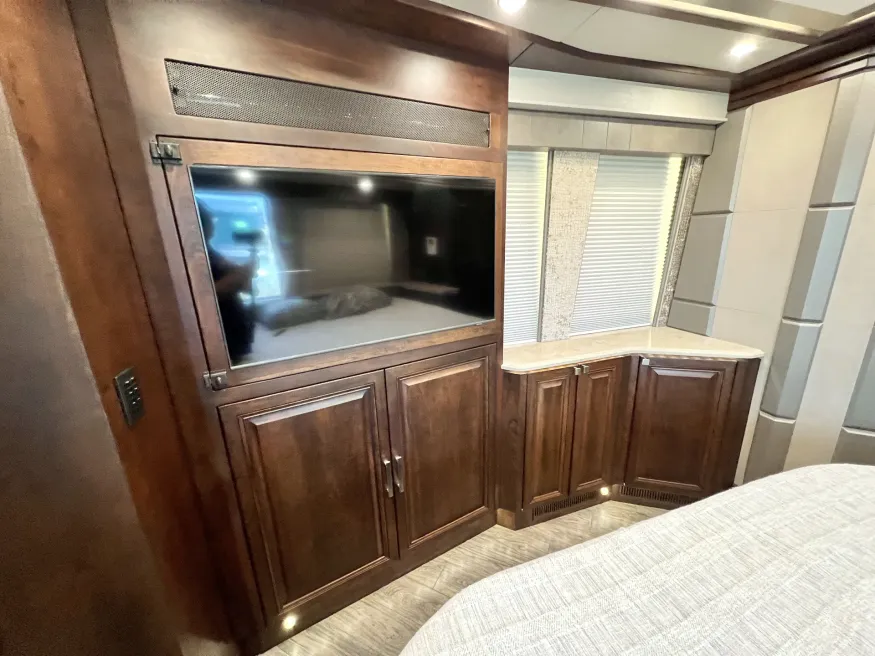 2017 Emerald Prevost X3 | Photo 16 of 37