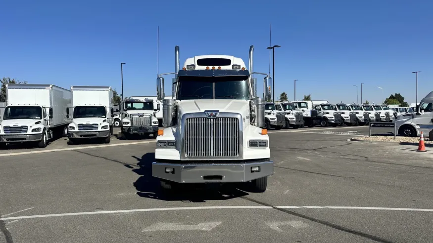 2020 Western Star 4900SA | Photo 2 of 25