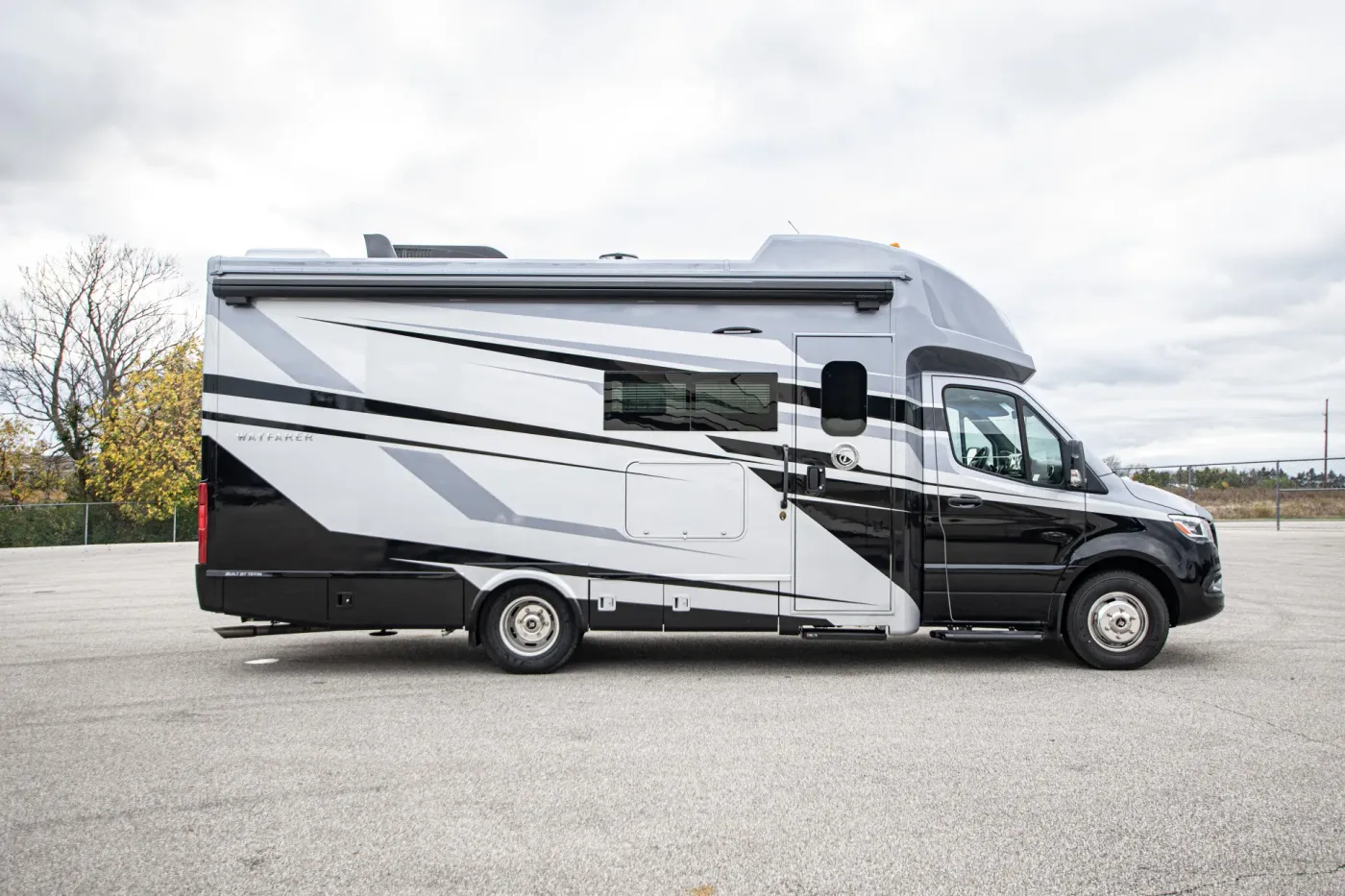 2025 Tiffin Wayfarer 25 XRW | Photo 2 of 21