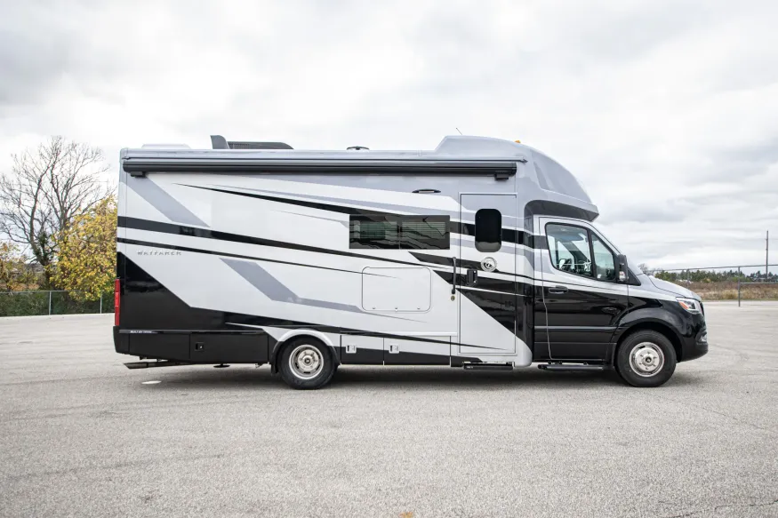 2025 Tiffin Wayfarer 25 XRW | Photo 2 of 21