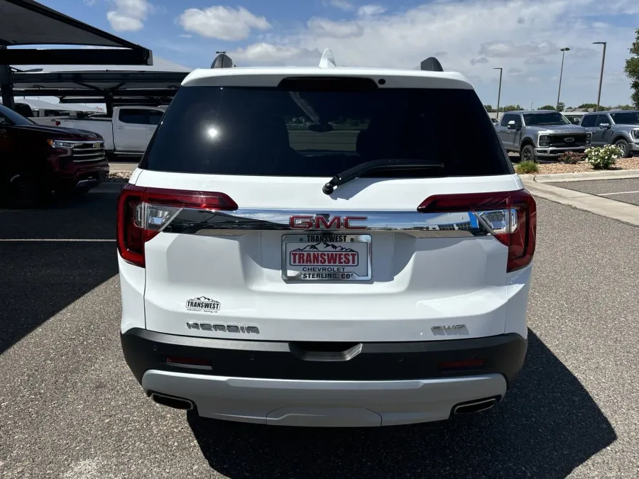 2023 GMC Acadia SLT | Photo 3 of 25