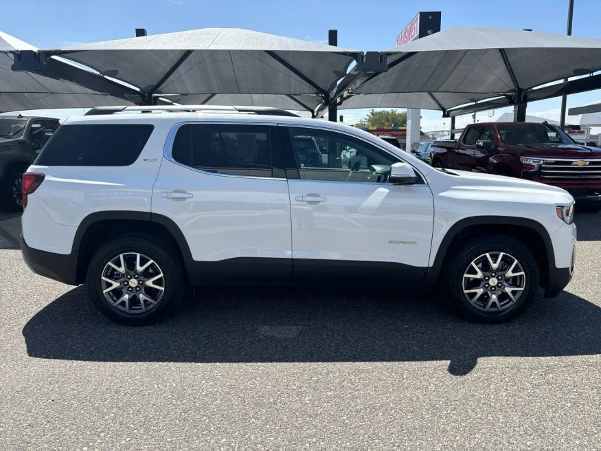 2023 GMC Acadia SLT | Photo 5 of 25