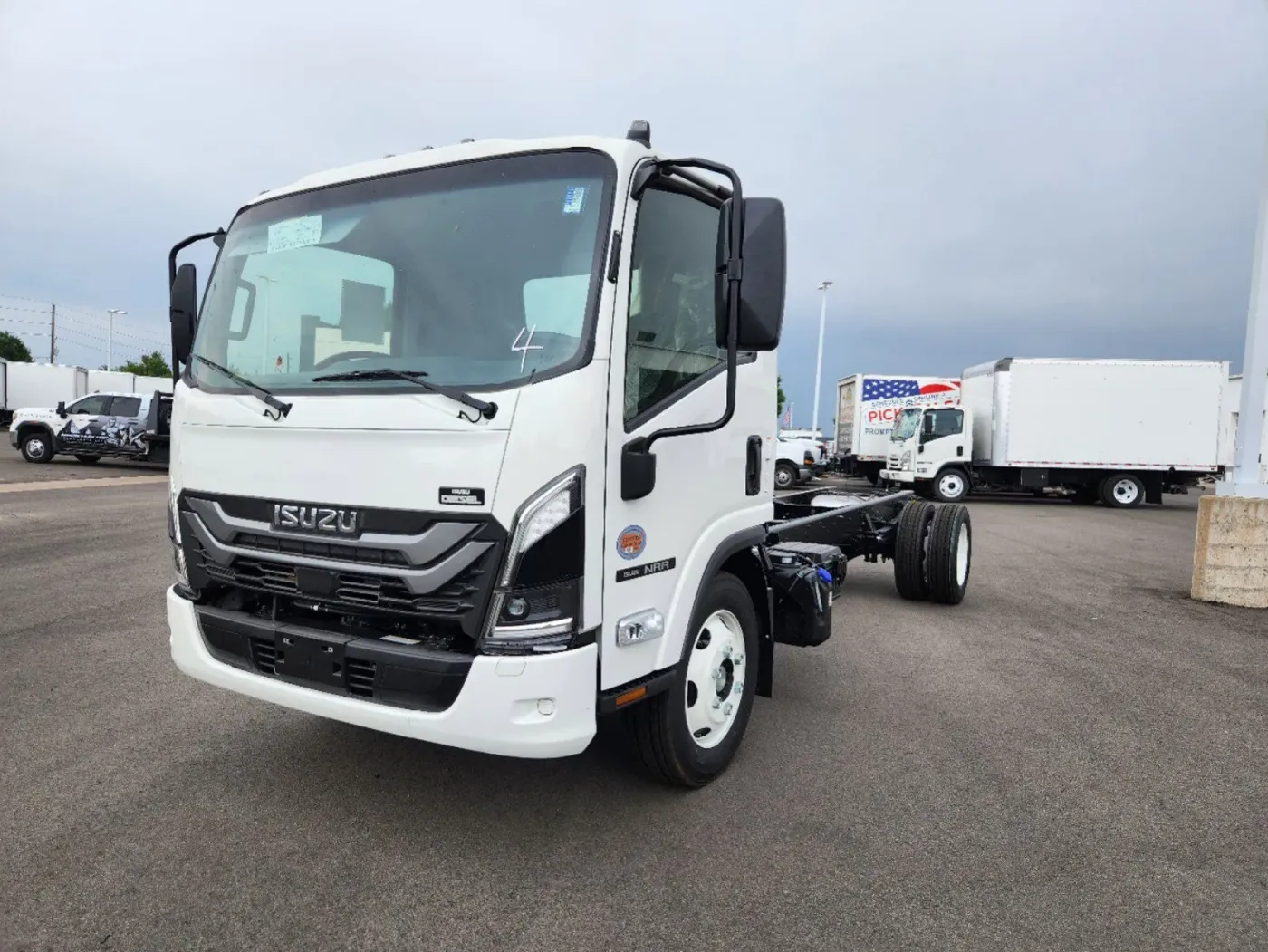 2025 Isuzu NRR DIESEL 176 WHEELBASE | Photo 2 of 7